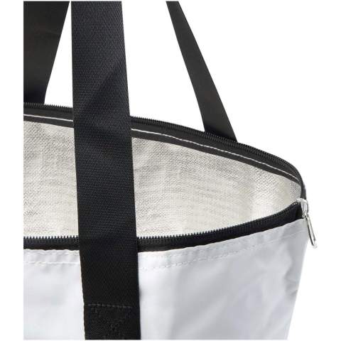 Conçu pour être pratique, ce sac isotherme léger mais durable s'adapte à vos besoins en se pliant pour former une pochette compacte avec une boucle en sangle pour le suspendre ou le transporter facilement. Cela le rend parfait pour les pique-niques, les courses ou les aventures en plein air. Il comprend un compartiment principal zippé avec une feuille d'aluminium, une poche ouverte à l'avant et deux longues poignées en sangle lisse de qualité. Fabriqué en polyester recyclé sans PVC. Capacité : 15 litres.