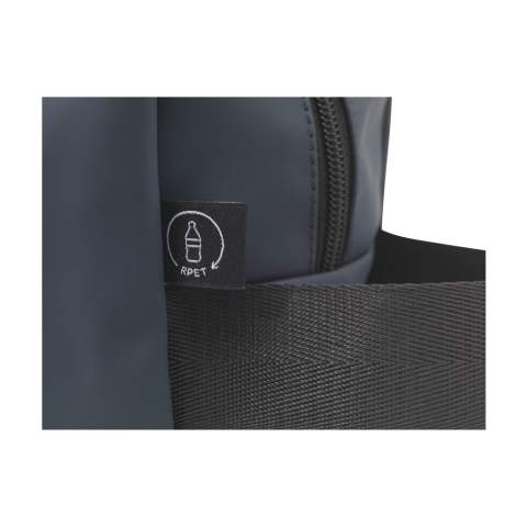 WoW! Praktische en stevige toilettas voor het opbergen van persoonlijke verzorgingsaccessoires. Gemaakt van waterafstotend PU, 7% gerecycled PU en 32% gerecycled polyester. Deze toilettas kan tegen een stootje en is bovendien gemakkelijk schoon te houden. Ideaal voor gebruik in badkamers en douchruimtes. De binnenzijde is afgewerkt met een 210D RPET polyester voering. Het royale ritsvak is voorzien van elastische banden en een handig zijvak, waardoor het eenvoudig is om al je benodigdheden georganiseerd op te bergen. Daarnaast heeft de toilettas een extra ritsvak aan de voorzijde en een handige draaglus. Een stoere allrounder voor dagelijks gebruik. RCS-gecertificeerd. Totaal gerecycled materiaal: 39%.