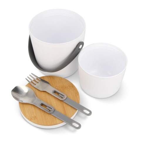 Duurzame lunchcontainer, gemaakt van gerecycled polypropyleen (PP) en bamboe, met handig handvat en bestek. De milieubewuste keuze voor het bewaren van je maaltijden.
