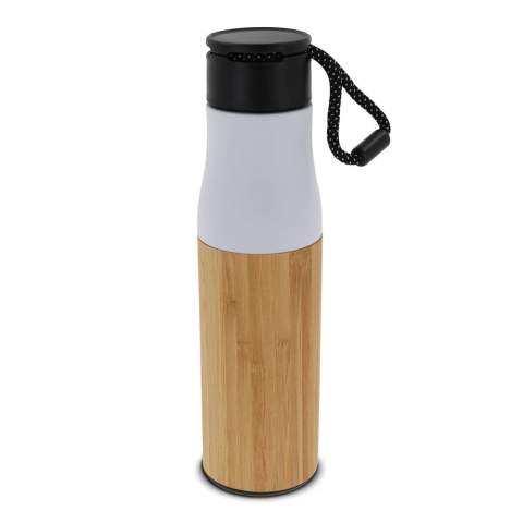 Dubbelwandige thermofles met een touw om de fles eenvoudig te dragen. De buitenkant heeft een bamboe laag wat er voor zorgt dat dit de fles een slanke en duurzame uitstraling geeft. Wordt geleverd in een geschenkverpakking.