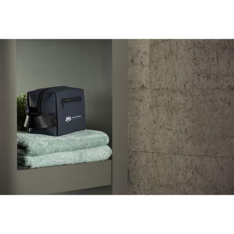 WoW! Praktische en stevige toilettas voor het opbergen van persoonlijke verzorgingsaccessoires. Gemaakt van waterafstotend PU, 7% gerecycled PU en 32% gerecycled polyester. Deze toilettas kan tegen een stootje en is bovendien gemakkelijk schoon te houden. Ideaal voor gebruik in badkamers en douchruimtes. De binnenzijde is afgewerkt met een 210D RPET polyester voering. Het royale ritsvak is voorzien van elastische banden en een handig zijvak, waardoor het eenvoudig is om al je benodigdheden georganiseerd op te bergen. Daarnaast heeft de toilettas een extra ritsvak aan de voorzijde en een handige draaglus. Een stoere allrounder voor dagelijks gebruik. RCS-gecertificeerd. Totaal gerecycled materiaal: 39%.