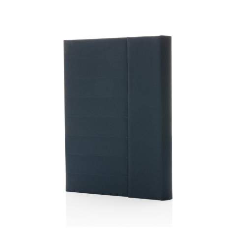 Carnet A5 en rPET Aware™. Le carnet contient 64 feuilles/128 feuilles de papier ligné 80gm/s de couleur crème. À l'intérieur, vous trouverez 1 grande pochette, 2 emplacements pour cartes et un passant stylo. Fermeture magnétique. Avec le traceur AWARE™ qui valide l'utilisation authentique de matériaux recyclés. Chaque portefeuille a réutilisé 6,5 bouteilles PET de 0,5L. 2 % des recettes de chaque produit Impact vendu seront reversés à Water.org. Sans PVC.<br /><br />NotebookFormat: A5<br />NumberOfPages: 128<br />PaperRulingLayout: Pages lignées