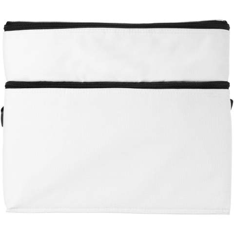 Le sac isotherme Oslo vous permet d'avoir des boissons et des en-cas réfrigérés à tout moment et en tout lieu. Le sac isotherme comporte deux compartiments séparés à fermeture zippée. La partie supérieure est parfaite pour ranger les petits en-cas, et la partie inférieure est idéale pour les produits d'épicerie plus volumineux. La bandoulière est réglable, de sorte que le sac est facile à porter par tous. Le sac isotherme est composé de 600D de polyester, un tissu résistant et durable.