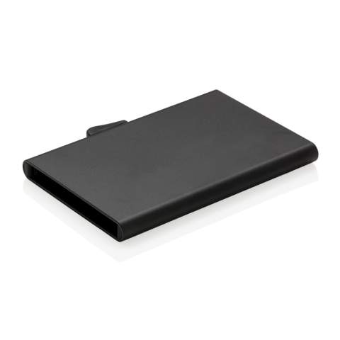 Ce porte-cartes en aluminium protège vos données personnelles contre les pickpockets électroniques. Fini les cartes brisées ou voilées. Il peut accueillir jusqu’à 7 cartes ou 5 cartes à relief. Glissière pratique sur le côté pour faire sortir progressivement les cartes.