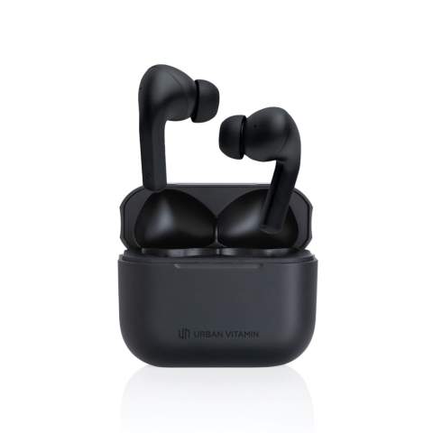 Unerwünschte externe Geräusche gehören dank Active Noise Cancelling (ANC) der Vergangenheit an. Wenn Sie die Umgebung hören möchten, wechseln Sie einfach mit einem einzigen Fingertipp in den Transparenzmodus. Die komfortablen Ohrhörer haben bis zu 5 Stunden Hörzeit und das Ladeetui ermöglicht bis zu 20 Stunden Wiedergabe. Die Ohrhörer sind so konstruiert, dass sie einen kraftvollen, aber dennoch ausgewogenen Klang liefern. Das Ergebnis ist ein tiefer Klang, der die Emotionen der Musik direkt in Ihr Ohr bringt. Mit Mikrofon für klare Anrufe und Touch-Funktion zur Anrufannahme. Das IPX 4-Rating macht die Ohrhörer wetter- und schweißfest. Urban Vitamin Artikel werden ohne PVC hergestellt und sind in einer Verpackung mit besonders wenig Kunststoff verpackt.<br /><br />HasBluetooth: True<br />PVC free: true