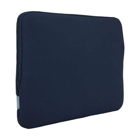 Sturdy 13-inch laptop sleeve from Case Logic. This thin, polyester cover is made from high-quality memory foam (6mm thick) and offers first-class protection. The soft, plush inner lining protects the laptop from scratches. The cover has a handy, asymmetrical opening with zip.