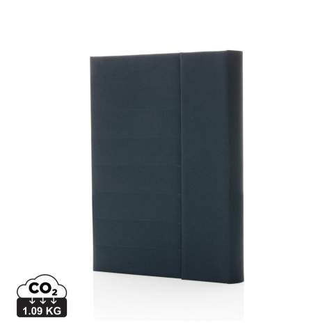 Carnet A5 en rPET Aware™. Le carnet contient 64 feuilles/128 feuilles de papier ligné 80gm/s de couleur crème. À l'intérieur, vous trouverez 1 grande pochette, 2 emplacements pour cartes et un passant stylo. Fermeture magnétique. Avec le traceur AWARE™ qui valide l'utilisation authentique de matériaux recyclés. Chaque portefeuille a réutilisé 6,5 bouteilles PET de 0,5L. 2 % des recettes de chaque produit Impact vendu seront reversés à Water.org. Sans PVC.<br /><br />NotebookFormat: A5<br />NumberOfPages: 128<br />PaperRulingLayout: Pages lignées