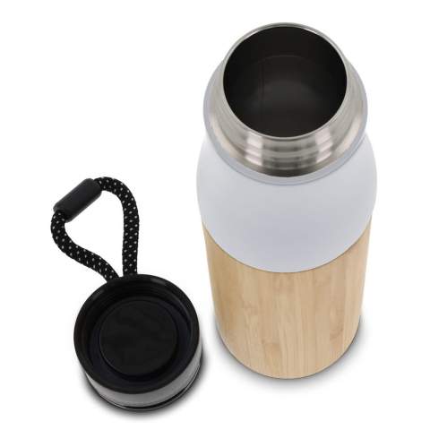 Dubbelwandige thermofles met een touw om de fles eenvoudig te dragen. De buitenkant heeft een bamboe laag wat er voor zorgt dat dit de fles een slanke en duurzame uitstraling geeft. Wordt geleverd in een geschenkverpakking.