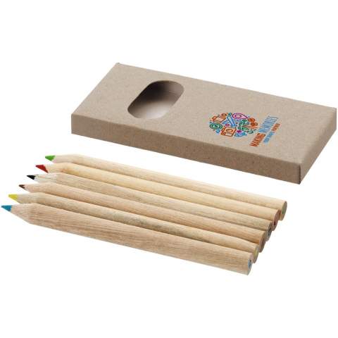Set de coloriage avec 6 crayons en bois de peuplier. En optant pour un set de coloriage en bois provenant de forêts gérées de manière responsable, vous pouvez soutenir des pratiques plus durables et éthiques dans la production de fournitures artistiques. Livré avec un manuel dans une boîte en papier Kraft. Dimensions du crayon : 87 x 7 mm.