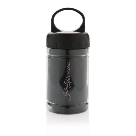Serviette sport  (85 x 30cm) rafraichissante en microfibre sans aucun produits chimiques et avec protection UV50+ qui filtre jusqu’à 98% des UVs. Trempez-la simplement dans la bouteille avec de l’eau, secouez-la, pour qu’elle retrouve en quelques secondes  sa fraîcheur. La bouteille est en PP avec une couverture en ABS et un mousqueton.
