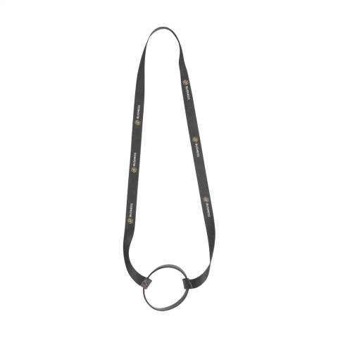 Schlüsselband aus stark gewebtem RPET-Polyester mit universellem Silikon-Getränkehalter (Ø 6 cm). Inklusive Vollfarbsublimationsdruck aufbeiden Seiten des Schlüsselbandes. Ein schönes Gadget auf Festivals und Events. So haben Sie die Hände frei und haben Ihren eigenen Mehrwegbecher immer griffbereit. Hergestellt in Europa. Das Lanyard wird ohne Becher geliefert.