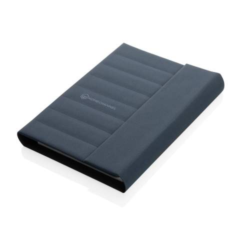 Carnet A5 en rPET Aware™. Le carnet contient 64 feuilles/128 feuilles de papier ligné 80gm/s de couleur crème. À l'intérieur, vous trouverez 1 grande pochette, 2 emplacements pour cartes et un passant stylo. Fermeture magnétique. Avec le traceur AWARE™ qui valide l'utilisation authentique de matériaux recyclés. Chaque portefeuille a réutilisé 6,5 bouteilles PET de 0,5L. 2 % des recettes de chaque produit Impact vendu seront reversés à Water.org. Sans PVC.<br /><br />NotebookFormat: A5<br />NumberOfPages: 128<br />PaperRulingLayout: Pages lignées