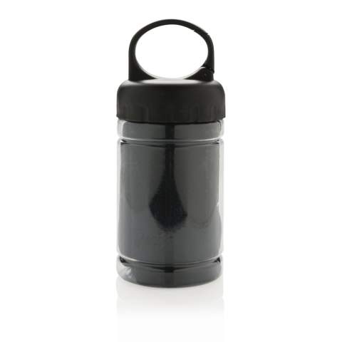 Serviette sport  (85 x 30cm) rafraichissante en microfibre sans aucun produits chimiques et avec protection UV50+ qui filtre jusqu’à 98% des UVs. Trempez-la simplement dans la bouteille avec de l’eau, secouez-la, pour qu’elle retrouve en quelques secondes  sa fraîcheur. La bouteille est en PP avec une couverture en ABS et un mousqueton.