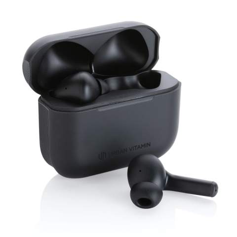 Unerwünschte externe Geräusche gehören dank Active Noise Cancelling (ANC) der Vergangenheit an. Wenn Sie die Umgebung hören möchten, wechseln Sie einfach mit einem einzigen Fingertipp in den Transparenzmodus. Die komfortablen Ohrhörer haben bis zu 5 Stunden Hörzeit und das Ladeetui ermöglicht bis zu 20 Stunden Wiedergabe. Die Ohrhörer sind so konstruiert, dass sie einen kraftvollen, aber dennoch ausgewogenen Klang liefern. Das Ergebnis ist ein tiefer Klang, der die Emotionen der Musik direkt in Ihr Ohr bringt. Mit Mikrofon für klare Anrufe und Touch-Funktion zur Anrufannahme. Das IPX 4-Rating macht die Ohrhörer wetter- und schweißfest. Urban Vitamin Artikel werden ohne PVC hergestellt und sind in einer Verpackung mit besonders wenig Kunststoff verpackt.<br /><br />HasBluetooth: True<br />PVC free: true