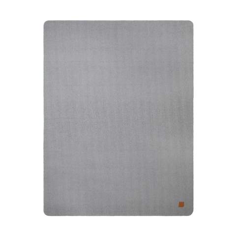 Fabriquée en polyester GRS, cette couverture bicolore avec une couleur de chaque côté offre une douceur exceptionnelle. Détails élégants de points de languette et d'écussons en PU. Une couverture qui ajoute une touche d'élégance à tout espace. Mesurant 130x170 cm, elle est parfaite pour se réchauffer lors des nuits fraîches. Certifiée par GRS (Global Recycled Standard), la certification GRS garantit que l'ensemble de la chaîne d'approvisionnement des matériaux recyclés est certifiée. Le contenu recyclé total est basé sur le poids total du produit. Ce produit contient 100 % de polyester recyclé certifié GRS. OEKO-TEX® STANDARD 100. 23.HCN.62731 Hohenstein HTTI.