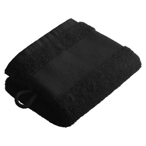 Mit dem Sophie Muval Waschlappen bringen Sie Farbe in Ihr Badezimmer! Die 21 x 16 cm großen, praktischen Waschlappen aus 100% ringgesponnener Baumwolle mit 450 gr/m², sind optimal für den täglichen Gebrauch. Der Waschlappen enthält eine Bordüre von 4 cm, die mit einem Stick oder Transferdruck veredelt werden kann. Falls Sie Ihr Logo nicht auf der Bordüre präsentieren wollen, kann auch der Artikel selbst bestickt werden. Machen Sie Ihren Kunden eine Freude, mit diesen farbenfrohen Waschlappen! 