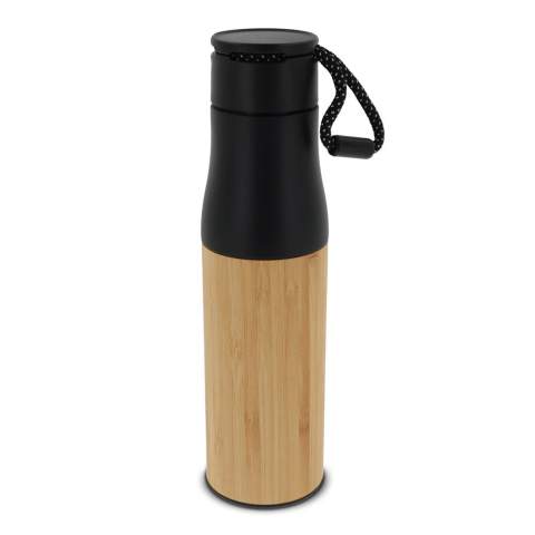 Doppelwandige Isolierflasche mit einer Trageschlaufe. Die Aussenseite besteht aus Bambus und verleiht der Flasche ein elegantes und umweltfreundliches Ausssehen. Die Flasche hat ein Fassungsvermögen von 500ml und wird in einer Geschenkverpackung geliefert.