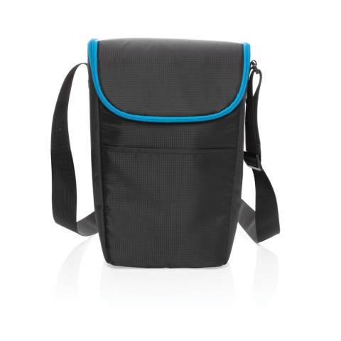 This sturdy cooler bag is ideal for keeping your food and drinks fresh. The compact bag can be carried as a crossbody bag and fits into your backpack. The cooler bag fits up to 6 cans or 2 bottles. With an external front and top zipper pocket for your keys and other essentials. Exterior ripstop and tarpaulin material, interior 100% PEVA.