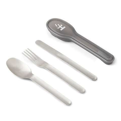 Een compacte roestvrijstalen mes-, vork- en lepelset die prettig in gebruik is en in de koffer past, zodat u hem gemakkelijk mee kunt nemen. Geen dunne plastic vorken meer die niet geschikt zijn voor het doel of slecht gewassen kantinebestek.