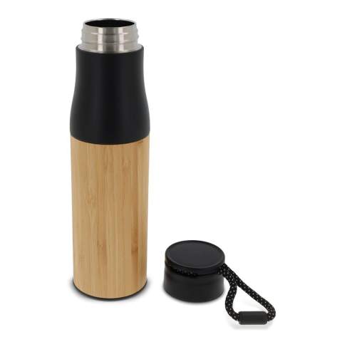 Doppelwandige Isolierflasche mit einer Trageschlaufe. Die Aussenseite besteht aus Bambus und verleiht der Flasche ein elegantes und umweltfreundliches Ausssehen. Die Flasche hat ein Fassungsvermögen von 500ml und wird in einer Geschenkverpackung geliefert.