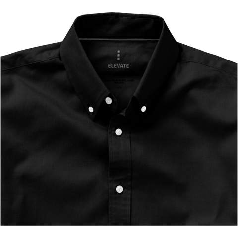 Das langärmelige Vaillant Oxford-Hemd für Herren - ein zeitloser Stil mit außergewöhnlicher Qualität. Das klassische Oxford-Gewebe aus hochwertiger Baumwolle verleiht dem Hemd eine raffinierte Textur, die dem Gesamtbild Tiefe und Charakter verleiht. Mit seinem Button-Down-Kragen lässt es sich mühelos von formellen zu legeren Anlässen kombinieren. Das zweite Knopfloch von unten ist mit einer auffälligen orangefarbenen Naht verziert, die einen Hauch von Eleganz verleiht.