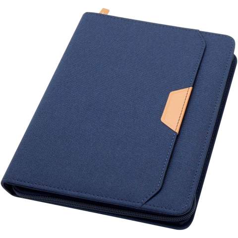 Le porte-document Nomumi A5 avec coins arrondis constitue un accessoire de bureau pratique en plastique recyclé. Comprend 64 feuilles lignées de couleur crème de 80 g/m2, une fermeture à glissière, une boucle pour stylo et une pochette accordéon.