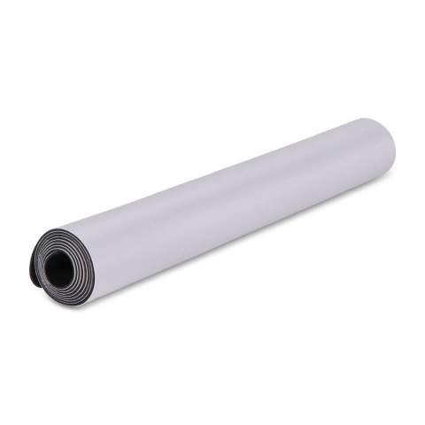 Diese Yogamatte bietet Komfort und Stabilität für Ihre Praxis. Sie lässt sich mit farbenfrohem Sublimationsdruck individuell gestalten und eignet sich ideal für großflächige Designs oder Logos. Die strapazierfähige Gummibasis sorgt für sicheren, rutschfesten Halt und unterstützt Sie in Posen wie dem herabschauenden Hund oder dem Krieger.