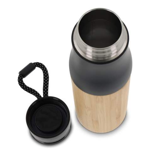 Doppelwandige Isolierflasche mit einer Trageschlaufe. Die Aussenseite besteht aus Bambus und verleiht der Flasche ein elegantes und umweltfreundliches Ausssehen. Die Flasche hat ein Fassungsvermögen von 500ml und wird in einer Geschenkverpackung geliefert.