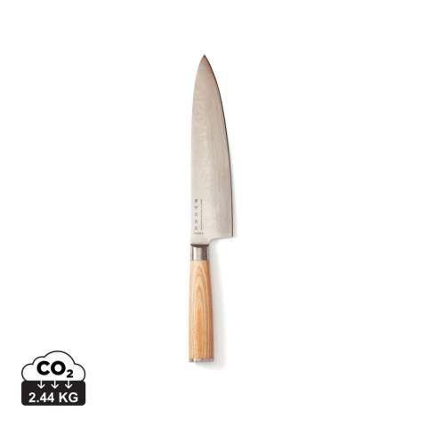 Dieses Kochmesser ist ideal zum Schneiden von Fleisch und größerem Gemüse oder zum Hacken von Kräutern. Der robuste Griff aus Pakkaholz ist ergonomisch geformt, so dass das Messer leicht und bequem zu handhaben ist. Das bedeutet, dass Sie lange mit dem Messer arbeiten können, ohne dass Ihre Hand ermüdet. Die Klinge hat einen sehr harten Kern aus VG10-Stahl, der in 67 Lagen gegossen ist. Das Ergebnis ist eine langlebige Klinge mit einer unglaublichen Schärfe und einer hervorragenden Schnittleistung.