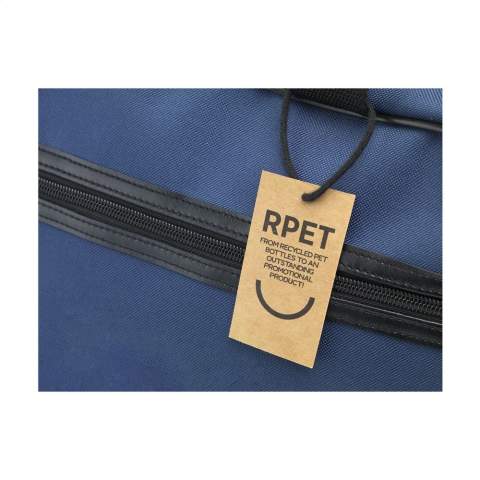 WoW! Ruime sport-/reistas van stevig 600D RPET polyester. Met veel opbergruimte, een ritsvak aan de voorzijde, 2 handgrepen en verstelbare schouderriemen. GRS-gecertificeerd. Totaal gerecycled materiaal: 98%. Inhoud ca. 35 liter.
