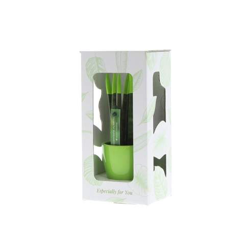 Découvrez ces plantes Sansevieria TOP-line : une version saisissante de la sansevieria classique. Connue à l'origine pour sa robustesse, nous avons donné à cette plante une touche moderne en ajoutant une gamme de couleurs vives. Tout a commencé lorsque nous avons remarqué que la sansevieria verte traditionnelle tombait en disgrâce. Dans le but de rendre cette belle plante accessible à tous, la série TOP-line est née. Désormais, les amateurs de toutes les couleurs peuvent acheter une sansevieria qui correspond parfaitement à leur personnalité ou même aux couleurs de l'entreprise.<br /><br />Nos sansevierias TOP-line sont recouvertes d'un matériau de velours doux, connu sous le nom de variété Velvet Touchz, ce qui les rend non seulement visuellement attrayantes, mais aussi merveilleuses au toucher. Avec notre série Topline, vous pouvez exprimer pleinement votre propre identité d'entreprise. Qu'il s'agisse de la couleur de votre logo ou de quelque chose d'agréable pour les bureaux qui se retrouvera dans tout le bureau, les possibilités sont infinies. Cette plante est présentée dans un pot en céramique et peut être emballée dans un coffret cadeau certifié FSC, ce qui rend l'offre encore plus amusante. Cette plante peut durer des années et nécessite peu d'entretien.<br /><br />Avez-vous des questions sur ce produit, la personnalisation souhaitée ou des emballages éventuels ? N'hésitez pas à nous contacter.