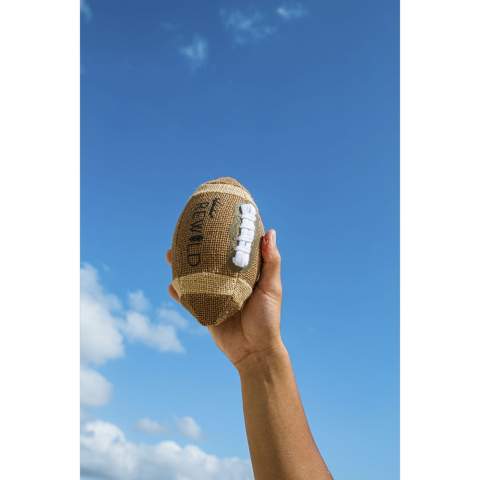 Ballon de rugby (Ø 10 cm) de la première gamme au monde d'équipements de plage et de sports de plein air durables fabriqués à partir de plantes. Une combinaison de jute, de caoutchouc naturel et de bois.  Waboba utilise des matériaux respectueux de l'environnement et reverse une partie de ses bénéfices à des organisations engagées dans la protection et la préservation de l'environnement. Chaque article est fourni dans une boite individuelle en papier kraft marron.