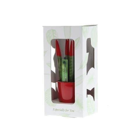Découvrez ces plantes Sansevieria TOP-line : une version saisissante de la sansevieria classique. Connue à l'origine pour sa robustesse, nous avons donné à cette plante une touche moderne en ajoutant une gamme de couleurs vives. Tout a commencé lorsque nous avons remarqué que la sansevieria verte traditionnelle tombait en disgrâce. Dans le but de rendre cette belle plante accessible à tous, la série TOP-line est née. Désormais, les amateurs de toutes les couleurs peuvent acheter une sansevieria qui correspond parfaitement à leur personnalité ou même aux couleurs de l'entreprise.<br /><br />Nos sansevierias TOP-line sont recouvertes d'un matériau de velours doux, connu sous le nom de variété Velvet Touchz, ce qui les rend non seulement visuellement attrayantes, mais aussi merveilleuses au toucher. Avec notre série Topline, vous pouvez exprimer pleinement votre propre identité d'entreprise. Qu'il s'agisse de la couleur de votre logo ou de quelque chose d'agréable pour les bureaux qui se retrouvera dans tout le bureau, les possibilités sont infinies. Cette plante est présentée dans un pot en céramique et peut être emballée dans un coffret cadeau certifié FSC, ce qui rend l'offre encore plus amusante. Cette plante peut durer des années et nécessite peu d'entretien.<br /><br />Avez-vous des questions sur ce produit, la personnalisation souhaitée ou des emballages éventuels ? N'hésitez pas à nous contacter.