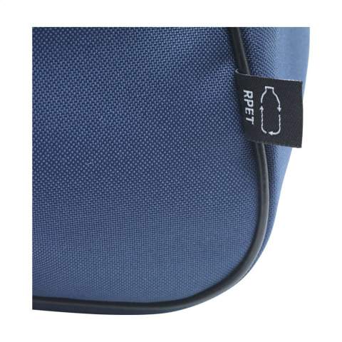 WoW! Ruime sport-/reistas van stevig 600D RPET polyester. Met veel opbergruimte, een ritsvak aan de voorzijde, 2 handgrepen en verstelbare schouderriemen. GRS-gecertificeerd. Totaal gerecycled materiaal: 98%. Inhoud ca. 35 liter.