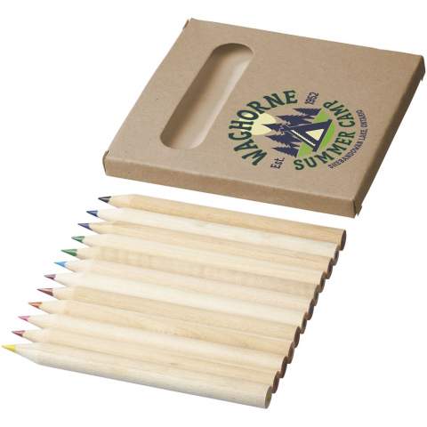 Malset mit 12 Stiften aus Pappelholz. Mit dem Kauf eines Malsets aus Holz, das aus verantwortungsvoll bewirtschafteten Wäldern stammt, unterstützen Sie nachhaltige und ethische Praktiken bei der Herstellung von Malutensilien. Verpackt in einer Kraftpapierbox. Stiftgröße: 87 x 7 mm.