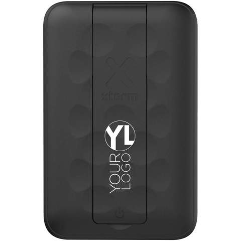 15W wireless magnetic 10.000 mAh power bank with a compact design and integrated foldable stand. Charging with this power bank is easy. Simply snap it on the back of your iPhone (starting iPhone 12) and it will start charging immediately. The power bank is also compatible with other devices that support wireless charging. 