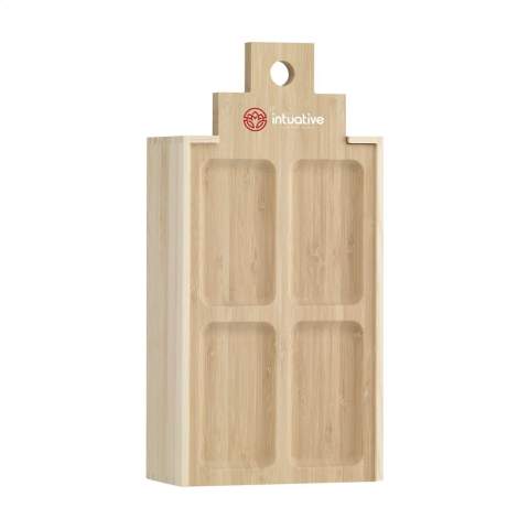 Rackpack Casa de Tapas Large : coffret cadeau à vin et plateau en un seul grand modèle. Un coffret cadeau en bois pour deux bouteilles de vin ou de délicieuses tapas. La face avant de l'assiette en bambou a des compartiments pour les tapas, l'arrière peut être utilisé comme planche à découper. Merci beaucoup! Rackpack : un coffret vin en bois certifié FSC 100% avec une nouvelle seconde vie ! • convient pour deux bouteilles de vin • bois de pin de 8 à 10 mm • bois de bambou : une alternative au bois d'arbre - le bambou peut être récolté en 5 ans (les arbres ont besoin de 30 à 120 ans !) et 4 à 7 nouvelles plantes poussent à partir de la racine restante • vin non inclus. Chaque article est fourni dans une boite individuelle en papier kraft marron.