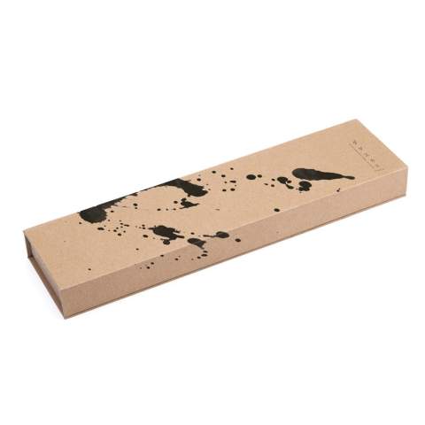 Dieses Kochmesser ist ideal zum Schneiden von Fleisch und größerem Gemüse oder zum Hacken von Kräutern. Der robuste Griff aus Pakkaholz ist ergonomisch geformt, so dass das Messer leicht und bequem zu handhaben ist. Das bedeutet, dass Sie lange mit dem Messer arbeiten können, ohne dass Ihre Hand ermüdet. Die Klinge hat einen sehr harten Kern aus VG10-Stahl, der in 67 Lagen gegossen ist. Das Ergebnis ist eine langlebige Klinge mit einer unglaublichen Schärfe und einer hervorragenden Schnittleistung.