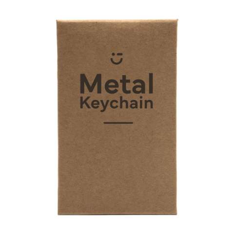Porte-clés en métal mat combiné à du nylon tissé robuste et avec un anneau à clés solide. Chaque article est  fourni dans une enveloppe individuelle en papier kraft marron.