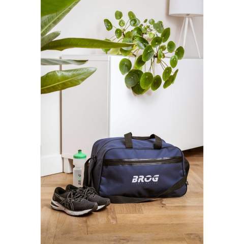 WoW! Ruime sport-/reistas van stevig 600D RPET polyester. Met veel opbergruimte, een ritsvak aan de voorzijde, 2 handgrepen en verstelbare schouderriemen. GRS-gecertificeerd. Totaal gerecycled materiaal: 98%. Inhoud ca. 35 liter.