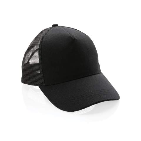 De trucker cap die in de jaren 80 erg populair was, is weer terug en ziet er beter uit dan ooit. Hij ziet er niet alleen beter uit, maar vertelt ook een echt duurzaam verhaal! Deze trucker cap met 5 panelen en gebogen klep is gemaakt van geborsteld gerecycled katoen van 190 gram voorzien van AWARE™ -tracertechnologie. Met AWARE™ zijn het gebruik van echte gerecyclede stoffen en claims over watervermindering gegarandeerd. Bespaar water en gebruik echte gerecyclede stoffen. Kies je voor dit artikel dan bespaar je 83 liter water. Met de focus op water wordt 2% van de opbrengst van elk verkocht Impact-product gedoneerd aan Water.org. De truckercap heeft een achterkant van rpet mesh met klittenbandsluiting. Waterbesparing is gebaseerd op cijfers in vergelijking met conventionele vezels. Deze berekende indicatie is gebaseerd op betrouwbare LCA-gegevens zoals gepubliceerd door Textile Exchange in hun Material Snapshots 2016.