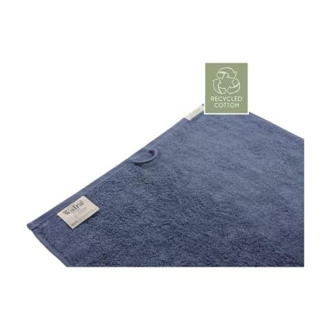 Serviette élégante de la marque Walra. Fabriquée à partir de 70% coton recyclé et de 30% de coton (550 g/m²). Cette serviette a une structure fine, un bord élégant et une boucle de suspension pratique. Merveilleusement douce et absorbante. Ce produit est certifié Oeko-tex. Le processus de fabrication de ces textiles de salle de bain permet d'économiser l'eau et de réduire les émissions de CO2 tout comme l'énergie grâce à la réutilisation des matériaux. Ceci est confirmé par le label de qualité indépendant REMO.