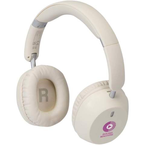 Genießen Sie ein außergewöhnliches Klangerlebnis mit den Hoggar Over-Ear Kopfhörern aus recyceltem Kunststoff. Mit aktiver Geräuschunterdrückung (ANC) und Umgebungsgeräuschunterdrückung (ENC) sorgen sie überall für klaren, immersiven Sound. Die Kopfhörer sind mit eleganten Details gestaltet, zusammenklappbar und werden mit einer Aufbewahrungstasche für einfache Lagerung und Transport geliefert. Verpackung in einer Premium-Geschenkbox.