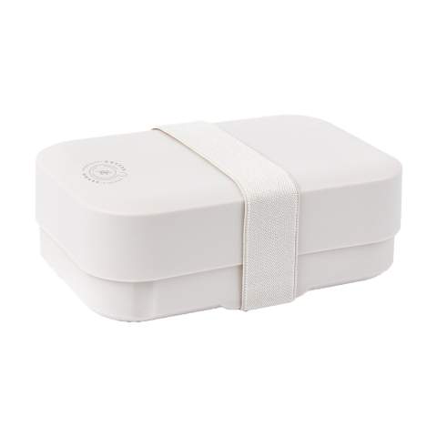 Boîte à lunch pratique en plastique PP de la marque Amuse. La lunch box est réglable en hauteur et dispose d'une fermeture élastique de couleur assortie. Le fond nervuré assure une bonne ventilation, de sorte que le contenu reste frais plus longtemps. Sans BPA. Ce produit passe au lave-vaisselle jusqu'à 65°C. Le lavage à la main est recommandé pour préserver l’impression. Fabriqué en Belgique.