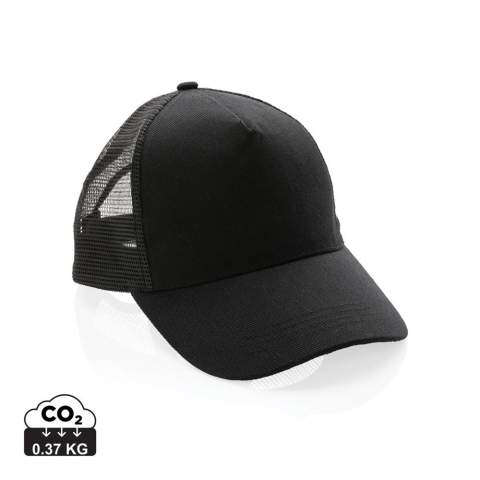 De trucker cap die in de jaren 80 erg populair was, is weer terug en ziet er beter uit dan ooit. Hij ziet er niet alleen beter uit, maar vertelt ook een echt duurzaam verhaal! Deze trucker cap met 5 panelen en gebogen klep is gemaakt van geborsteld gerecycled katoen van 190 gram voorzien van AWARE™ -tracertechnologie. Met AWARE™ zijn het gebruik van echte gerecyclede stoffen en claims over watervermindering gegarandeerd. Bespaar water en gebruik echte gerecyclede stoffen. Kies je voor dit artikel dan bespaar je 83 liter water. Met de focus op water wordt 2% van de opbrengst van elk verkocht Impact-product gedoneerd aan Water.org. De truckercap heeft een achterkant van rpet mesh met klittenbandsluiting. Waterbesparing is gebaseerd op cijfers in vergelijking met conventionele vezels. Deze berekende indicatie is gebaseerd op betrouwbare LCA-gegevens zoals gepubliceerd door Textile Exchange in hun Material Snapshots 2016.