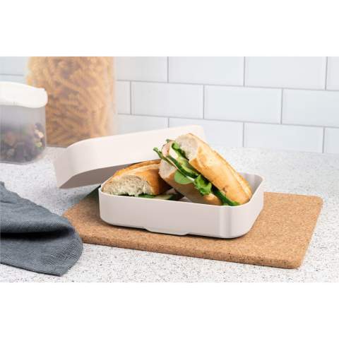 Boîte à lunch pratique en plastique PP de la marque Amuse. La lunch box est réglable en hauteur et dispose d'une fermeture élastique de couleur assortie. Le fond nervuré assure une bonne ventilation, de sorte que le contenu reste frais plus longtemps. Sans BPA. Ce produit passe au lave-vaisselle jusqu'à 65°C. Le lavage à la main est recommandé pour préserver l’impression. Fabriqué en Belgique.
