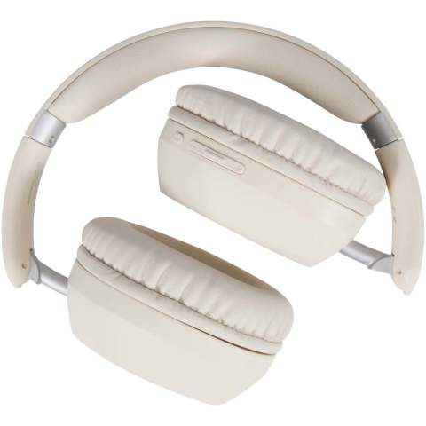 Genießen Sie ein außergewöhnliches Klangerlebnis mit den Hoggar Over-Ear Kopfhörern aus recyceltem Kunststoff. Mit aktiver Geräuschunterdrückung (ANC) und Umgebungsgeräuschunterdrückung (ENC) sorgen sie überall für klaren, immersiven Sound. Die Kopfhörer sind mit eleganten Details gestaltet, zusammenklappbar und werden mit einer Aufbewahrungstasche für einfache Lagerung und Transport geliefert. Verpackung in einer Premium-Geschenkbox.