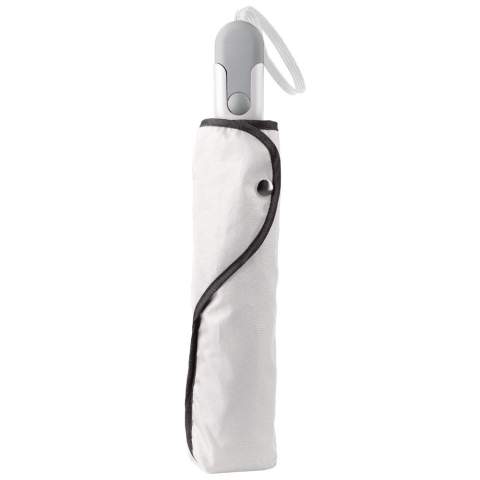 Beau parapluie pliable avec manche et poignée au design ergonomique. Les nervures du cadre sont en fibre de verre pour une durabilité accrue. Le cadre noir contraste agréablement avec le baldaquin blanc.