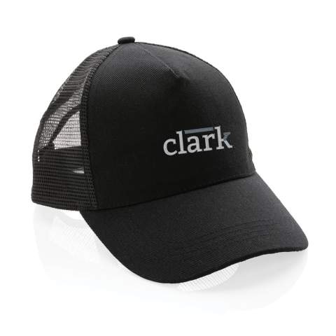De trucker cap die in de jaren 80 erg populair was, is weer terug en ziet er beter uit dan ooit. Hij ziet er niet alleen beter uit, maar vertelt ook een echt duurzaam verhaal! Deze trucker cap met 5 panelen en gebogen klep is gemaakt van geborsteld gerecycled katoen van 190 gram voorzien van AWARE™ -tracertechnologie. Met AWARE™ zijn het gebruik van echte gerecyclede stoffen en claims over watervermindering gegarandeerd. Bespaar water en gebruik echte gerecyclede stoffen. Kies je voor dit artikel dan bespaar je 83 liter water. Met de focus op water wordt 2% van de opbrengst van elk verkocht Impact-product gedoneerd aan Water.org. De truckercap heeft een achterkant van rpet mesh met klittenbandsluiting. Waterbesparing is gebaseerd op cijfers in vergelijking met conventionele vezels. Deze berekende indicatie is gebaseerd op betrouwbare LCA-gegevens zoals gepubliceerd door Textile Exchange in hun Material Snapshots 2016.