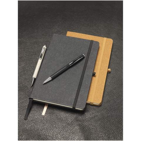 Notitieboekje in A5 formaat met omslag van lederen restjes. Voorzien van een elastische band, pennenlus, lint als bladwijzer en 80 vellen, 80-grams gelinieerd papier.